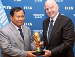 Ketemu Pemimpin Negara FIFA Ke Paris, Prabowo Diberi Replika Trofi Gelar Dunia