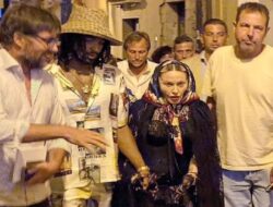 Madonna Tampak Renta Dituntun Pacar Berondongnya Pada Liburan Di Italia