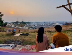 Lagi Viral Nih, Bukit Disekitar Pabrik Kendaraan Pribadi Karena Itu Spot Wisata Dadakan Di Bekasi