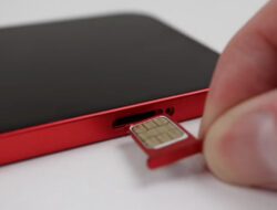 Apa Itu iPhone SIM Sticker? Kenali 5 Kekurangannya!