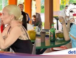 Bangku Bekas Lady Gaga Makan Ke Maxwell Food Centre Bersama Sebab Itu Spot Foto