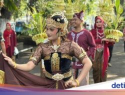 Di 2 Batang Tebu Diarak Keliling Seperti Sepasang Pengantin