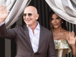 Jeff Bezos Resmi Menikah, Hadiahi Lauren Sanchez Kalung Rp82 Miliar