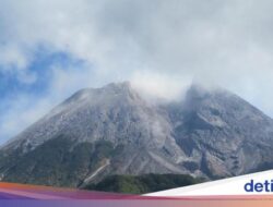 Viral Pendaki Nekat Naik Hingga Puncak Gunung Merapi Meski Statusnya Siaga