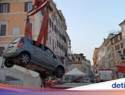 Salah Belok, Kakek Nyetir Sampai Mentok Di Tangga Bersejarah Ikonik