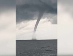 Warga Melihat Trend Populer Semburan Air Tak Biasa Terjadi Di Laut