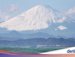 Dua Turis AS Mendaki Ilegal Ke Gunung Fuji, Berujung Hipotermia dan Tersesat