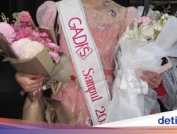 10 Potret Putri Cantik Cut Tari, Sydney Azkassyah Di Kulineran