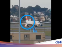 Sudah Siap-siap Terbang, eh Tiba-tiba Api Menyembur Didalam Mesin Pesawat