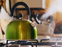 Diklaim Sudah Siap Minum, Bolehkah Air Mineral Direbus?