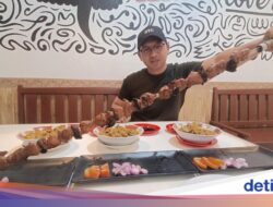 Wow! Ada Sate Jumbo yang Disajikan Pakai Pedang Sepanjang 1 Meter