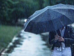 Mengandung Mikroplastik, Ahli Kebugaran Imbau Mandi usai Terkena Air Hujan Jakarta