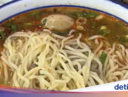 Nyobain Mie Tarik Wuhu, Porsi Besar Bikin Kenyang Seharian!
