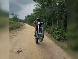 Protes Walkot Pekanbaru Ngegas dan Wheelie Naik Kendaraan Bermotor Roda Dua Trail Pada Kunker