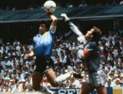 Skor Tangan Tuhan hingga Gigitan Suarez