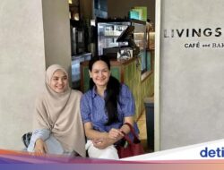 Momen Hangat Herfiza Novianti Di Makan Bersama Keluarga