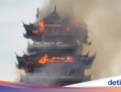 Turis Nyalakan Dupa Persembahan, eh Kuil Kuno Malah Kebakaran