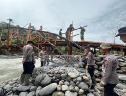 Bangun Jembatan Darurat Ke Agam, TNI-Polri Buka Akses Lokasi Terisolasi