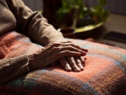 3 Rahasia Panjang Umur Wanita Usia 100 Tahun, Masih Aktif Main Tenis Lapangan