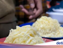 Cuma Jual Satu Menu, Tapi 5 Tempat Ini Antrenya Panjang!