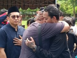 Reza Arap Bersimpuh dan Peluk Orang Tua Lula Lahfah usai Pemakaman