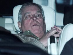 Penampakan Andrew Mountbatten-Windsor Tinggalkan Kantor Polisi Setelahnya 11 Jam Ditahan