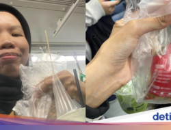 Momen Hangat Ke KRL, Penumpang Saling Tawarkan Konsumsi Di Buka Puasa