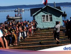 Kebiasaan Unik Pindahkan Rumah Lewat Laut