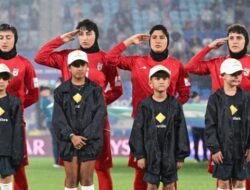 Kendaraan Angkutan Umum Olahragawan Timpilihan Putri Iran Dicegat Demonstran Ke Australia