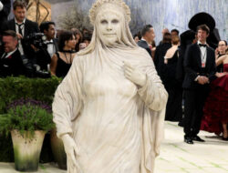 Spektakuler, Supermodel Heidi Klum Di Sebab Itu Patung Hidup Hingga Met Gala 2026
