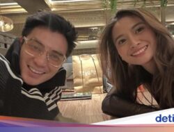 Intip Potret Seru Acha Septriasa Pada Jajan Matcha hingga Minuman Di Kafe