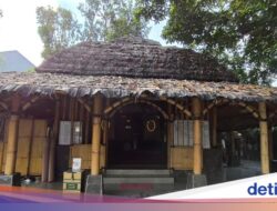Jumat Berkah, Ibadah Sambil Ngadem Di Masjid Bambu Cirebon