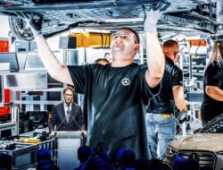 FOTO: Mobil Mercedes-Benz Mulai Produksi Massal Kendaraan Pribadi Bertenaga Listrik C-Class