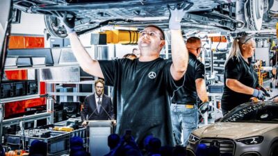 FOTO: Mobil Mercedes-Benz Mulai Produksi Massal Kendaraan Pribadi Bertenaga Listrik C-Class