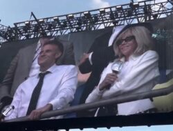 Kepala Negara Emmanuel Macron dan Istri Nonton Pertunjukan Musik BTS Di Paris, Pendukung Heboh