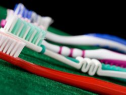 Rajin Gosok Gigi, Perlukah Pakai Water Floss? Luruskan Dulu Kesalahpahaman Ini
