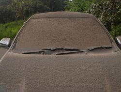 Abu Vulkanis Anak Krakatau Bikin Baret Bodi Kendaraan Pribadi, Ini Cara Bersihkan