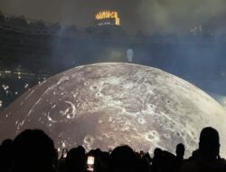 Kanye West Sulap Panggung GBK Karena Itu Permukaan Bulan, Penonton Terhipnotis