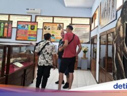 Ketika Dua Turis Belanda Pengoleksi Keris Blusukan Hingga Nganjuk