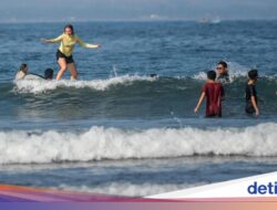 Wisatawan Asyik Selancar Hingga Pantai Batukaras